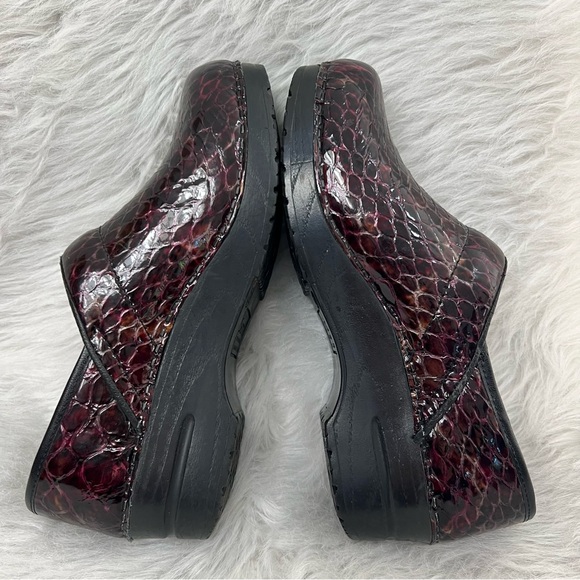 Sanita Pro. Patent Danish clogs burgundy embossed croc - Picture 14 of 16